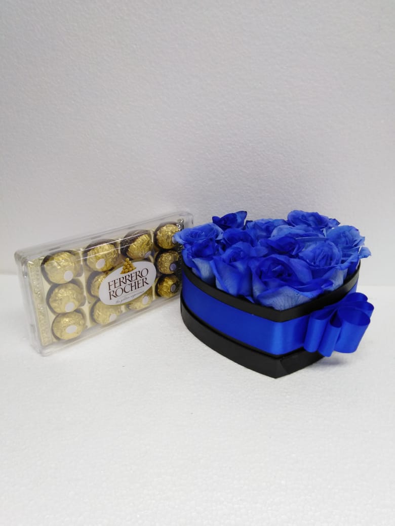 12 Rosas Azules en Caja Corazón mas Ferrero Rocher 150 Grs 